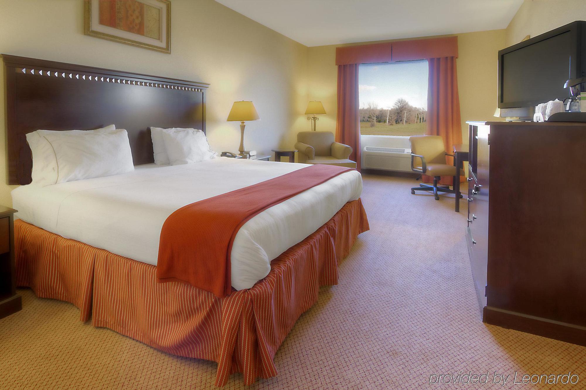 Holiday Inn Express Hotel & Suites Clarksville Exterior photo